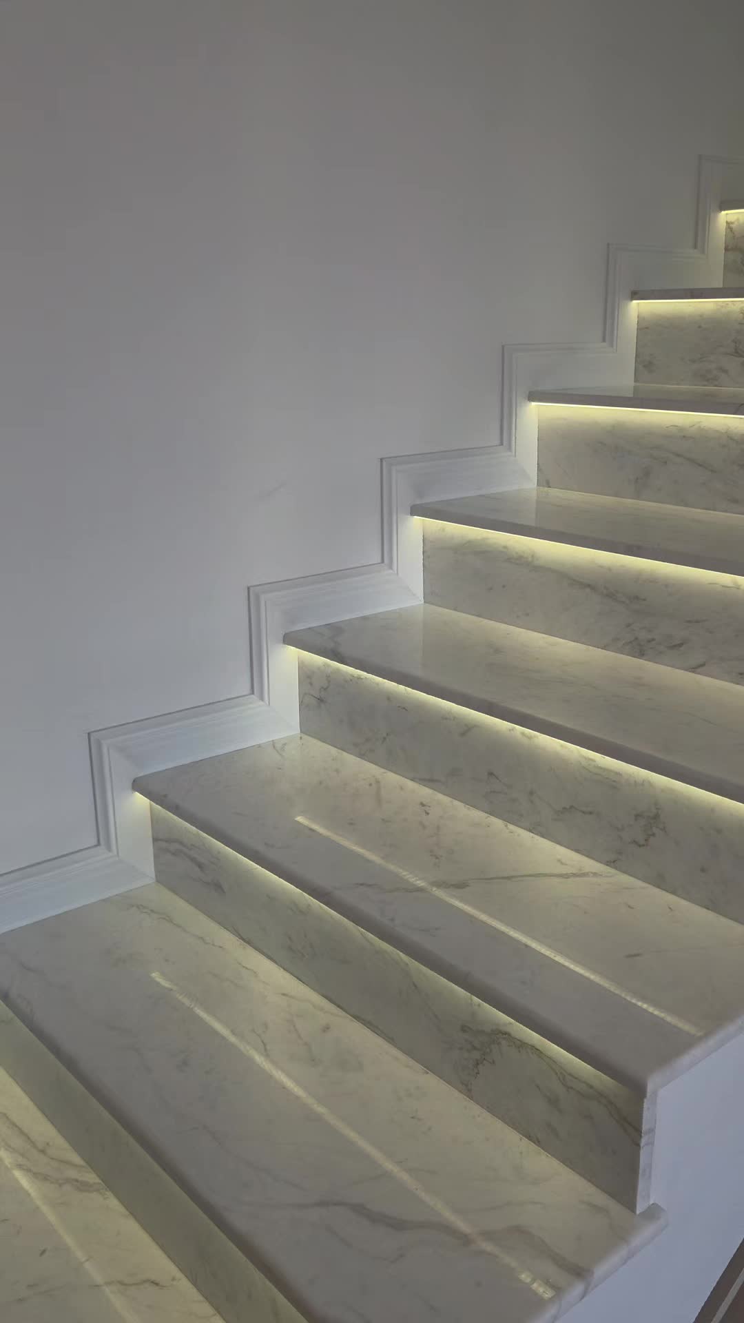 @Mesterul profilelor decorative