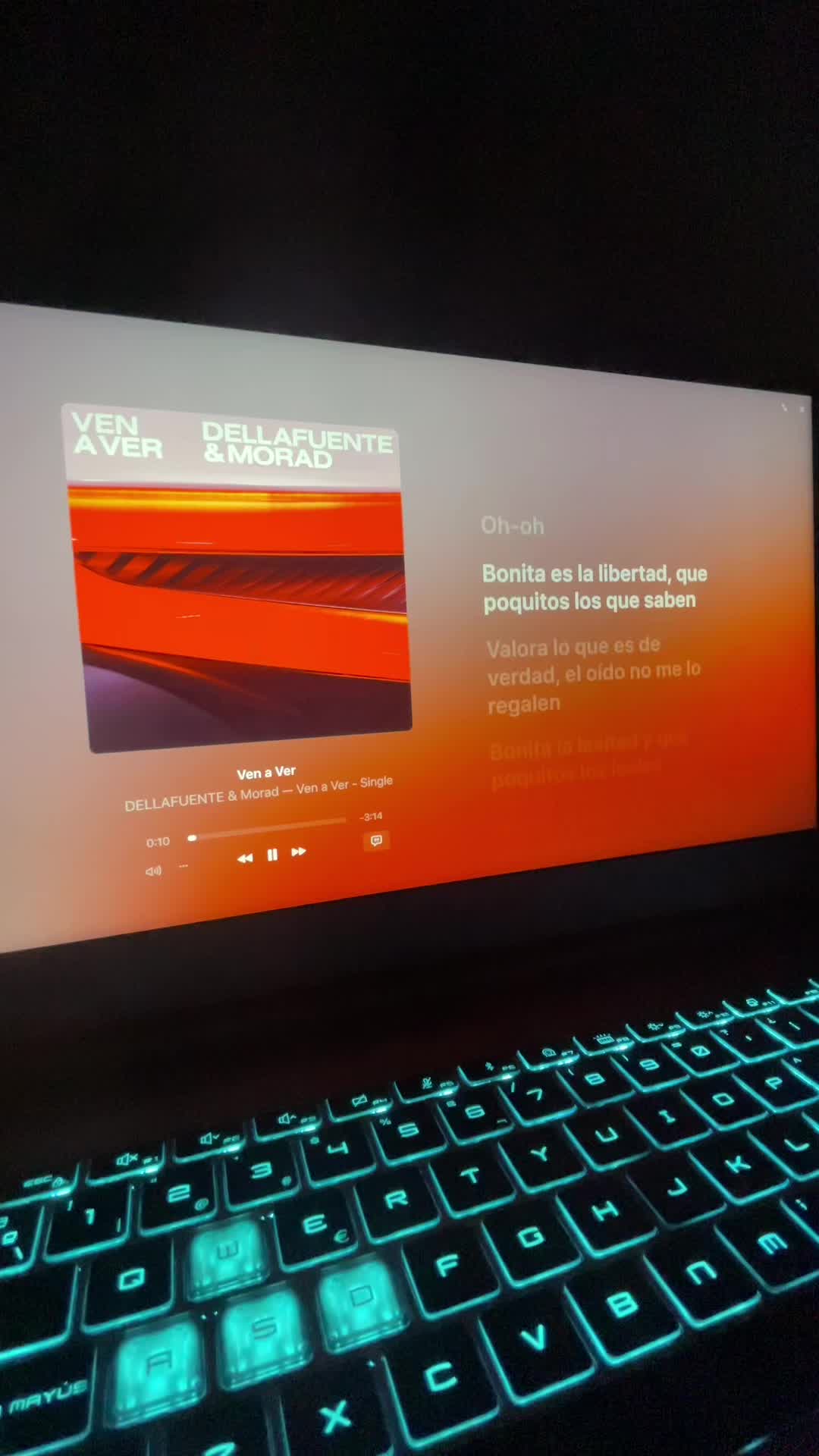 @🎧