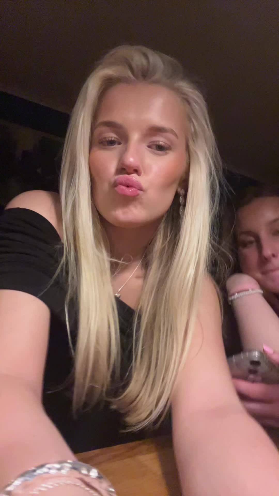 @elladensnellla