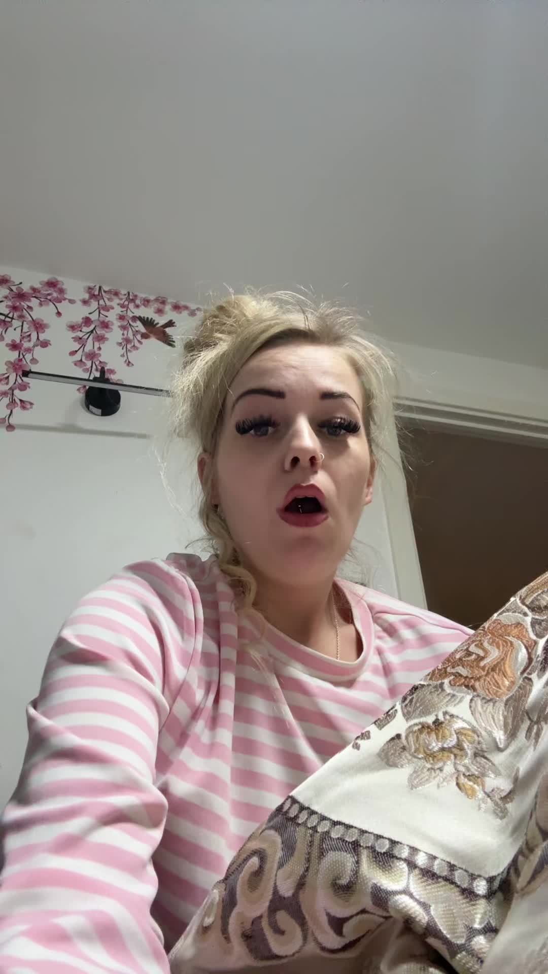 @Carol the camel 🐪 toe x