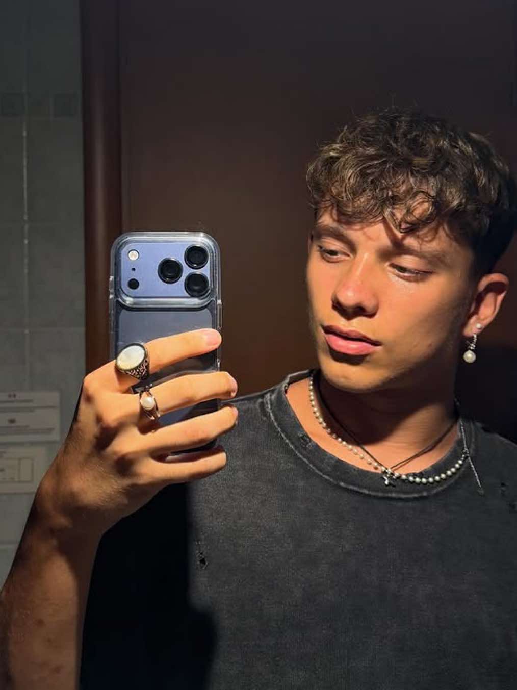 @🍷n