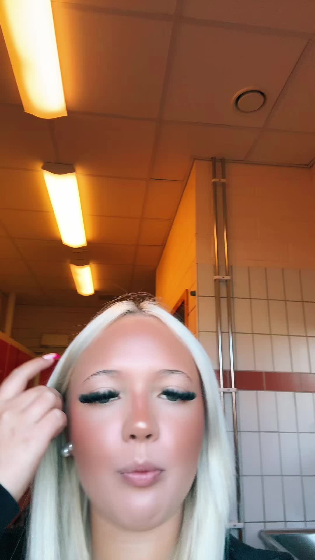 @🫰🫰