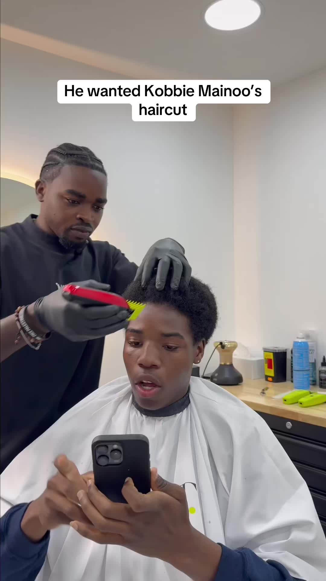 @Mo&rsquo;s Barbers