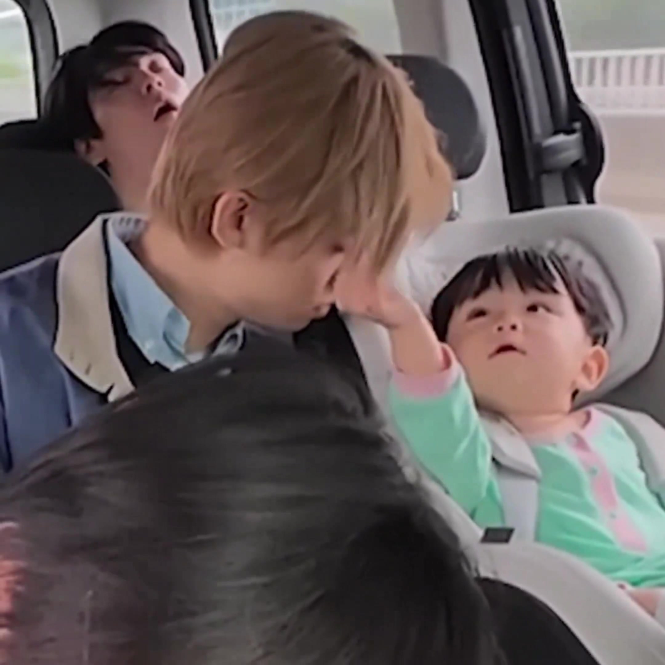 @Valeria saw and met TXT