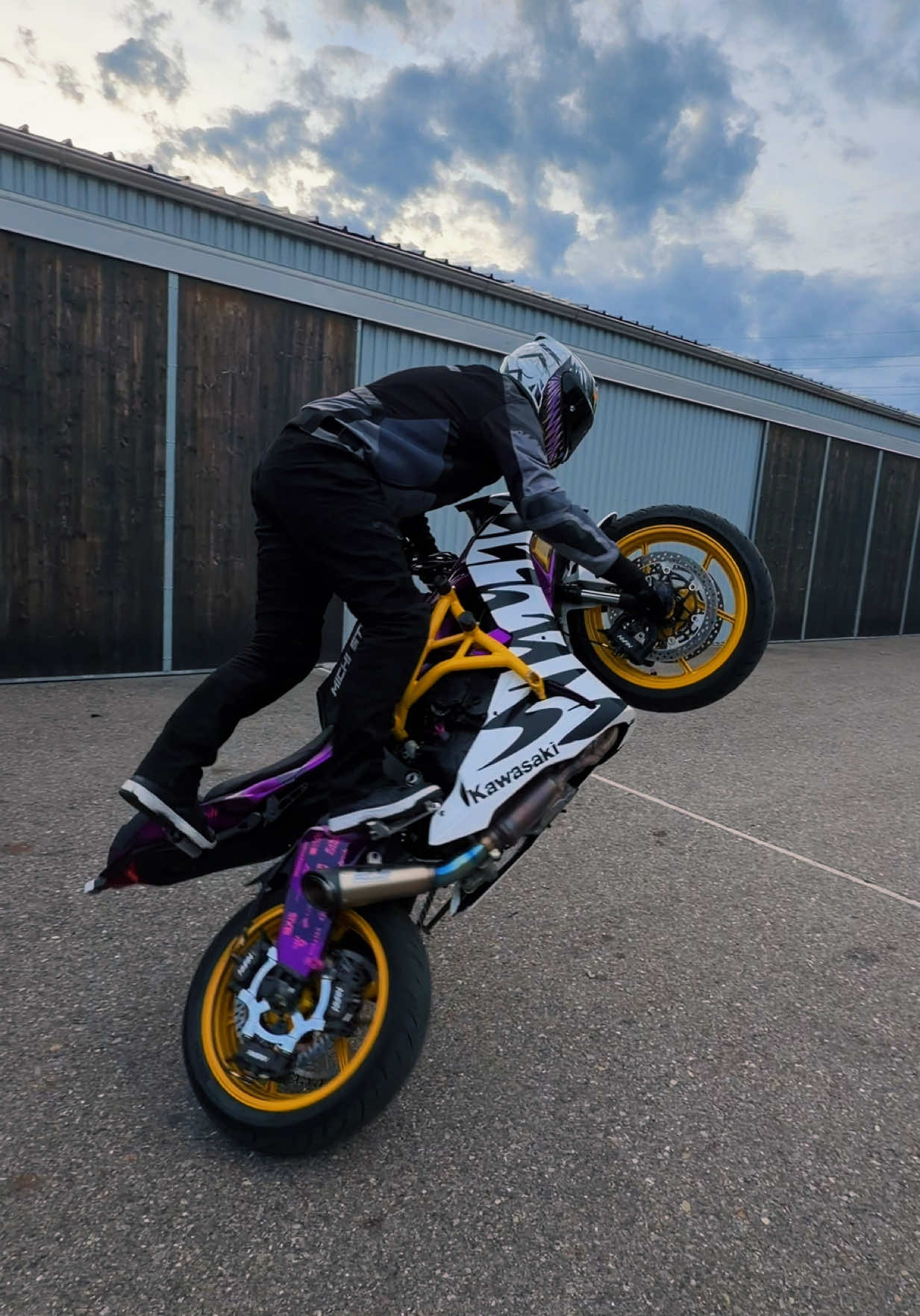 @Michi_stuntrider