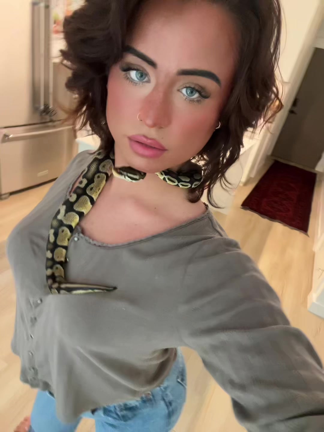 @joniethebrat