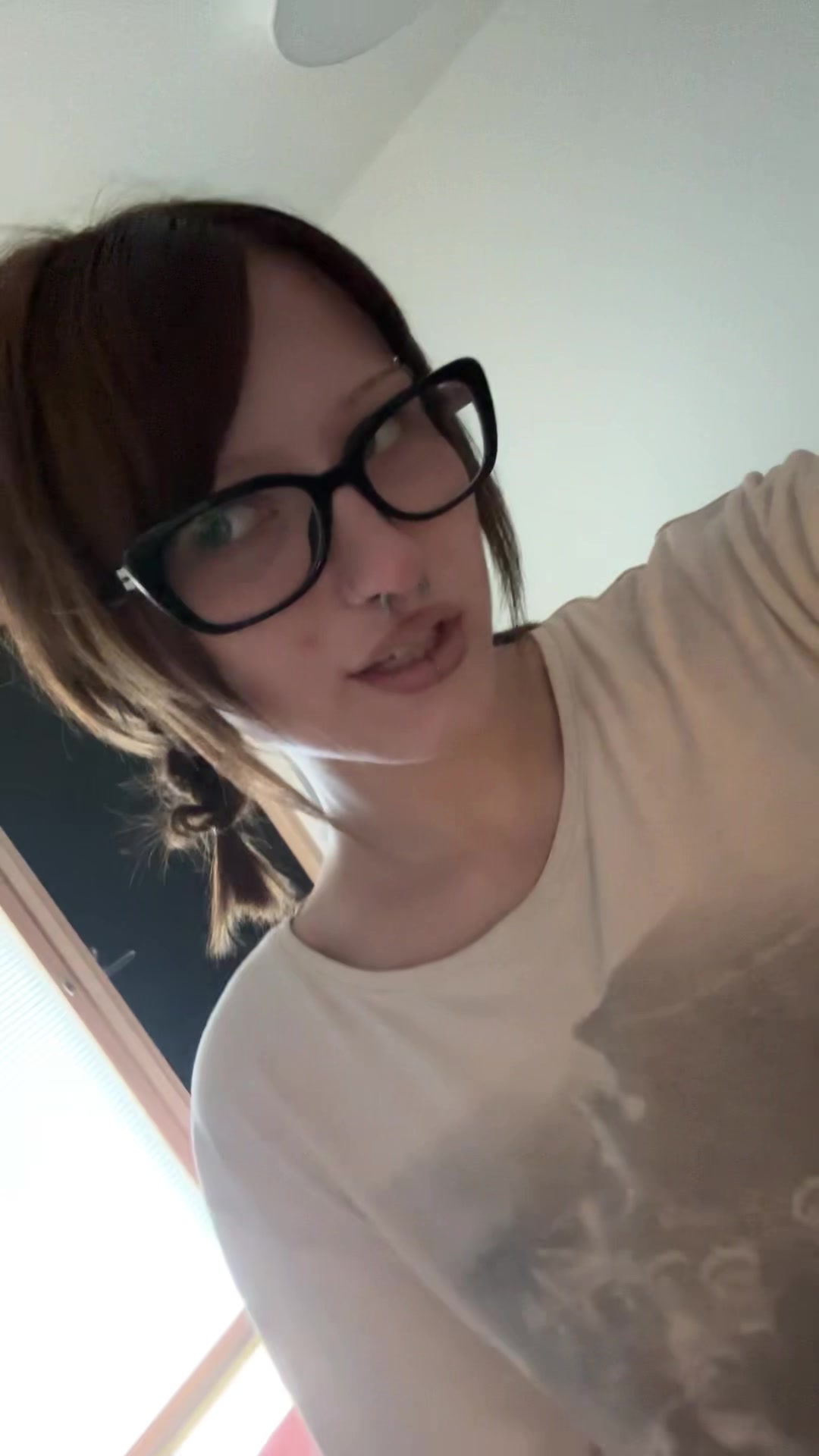 @>_<