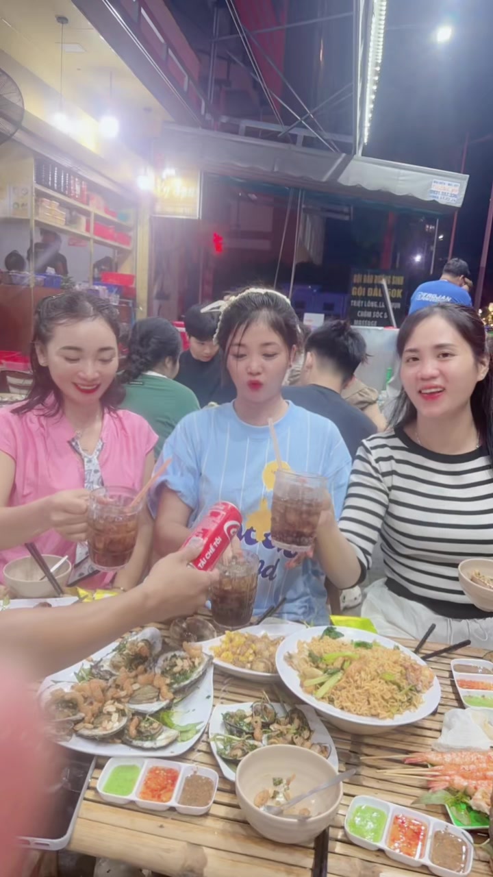 @💕Nga💕 bán hàng rong💕