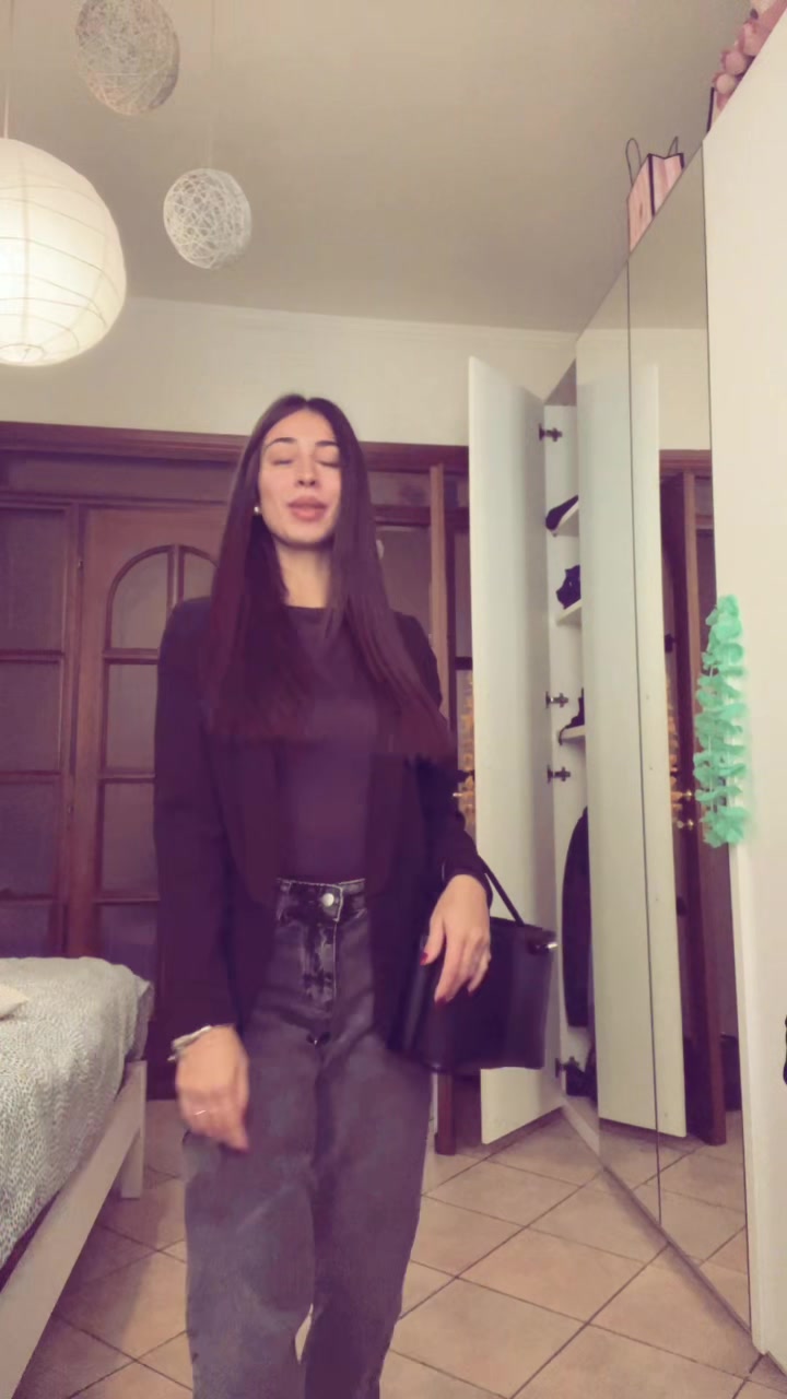 @Frizzii_