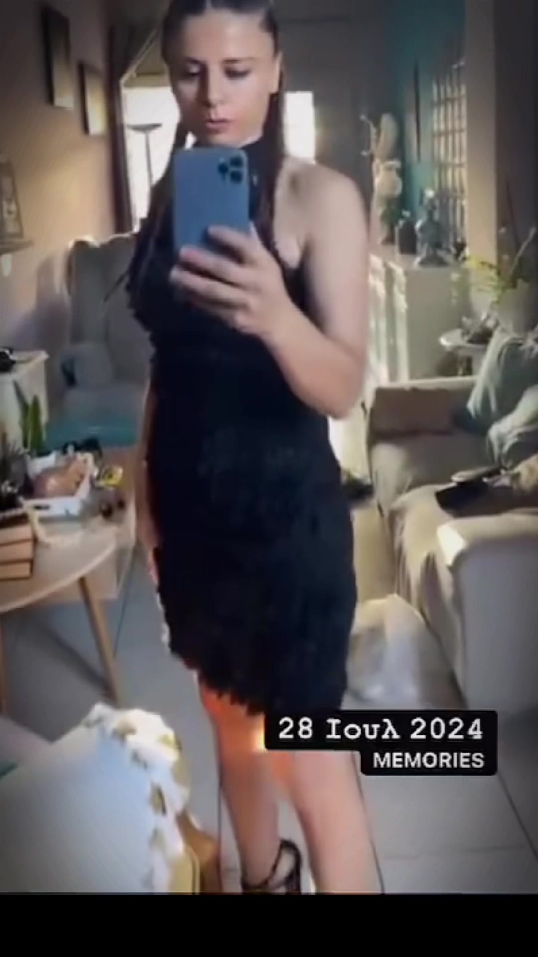 @Louisaartemis)