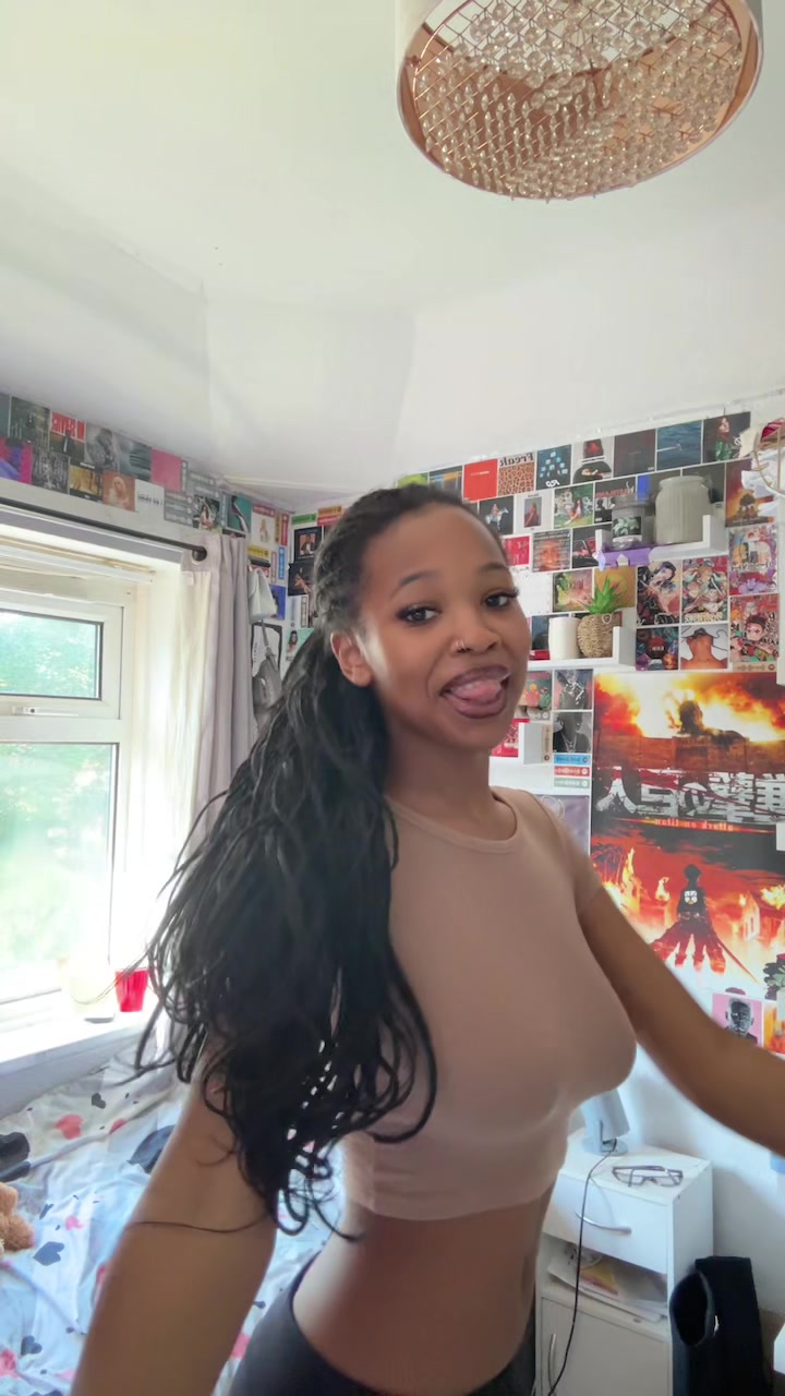 @>.<
