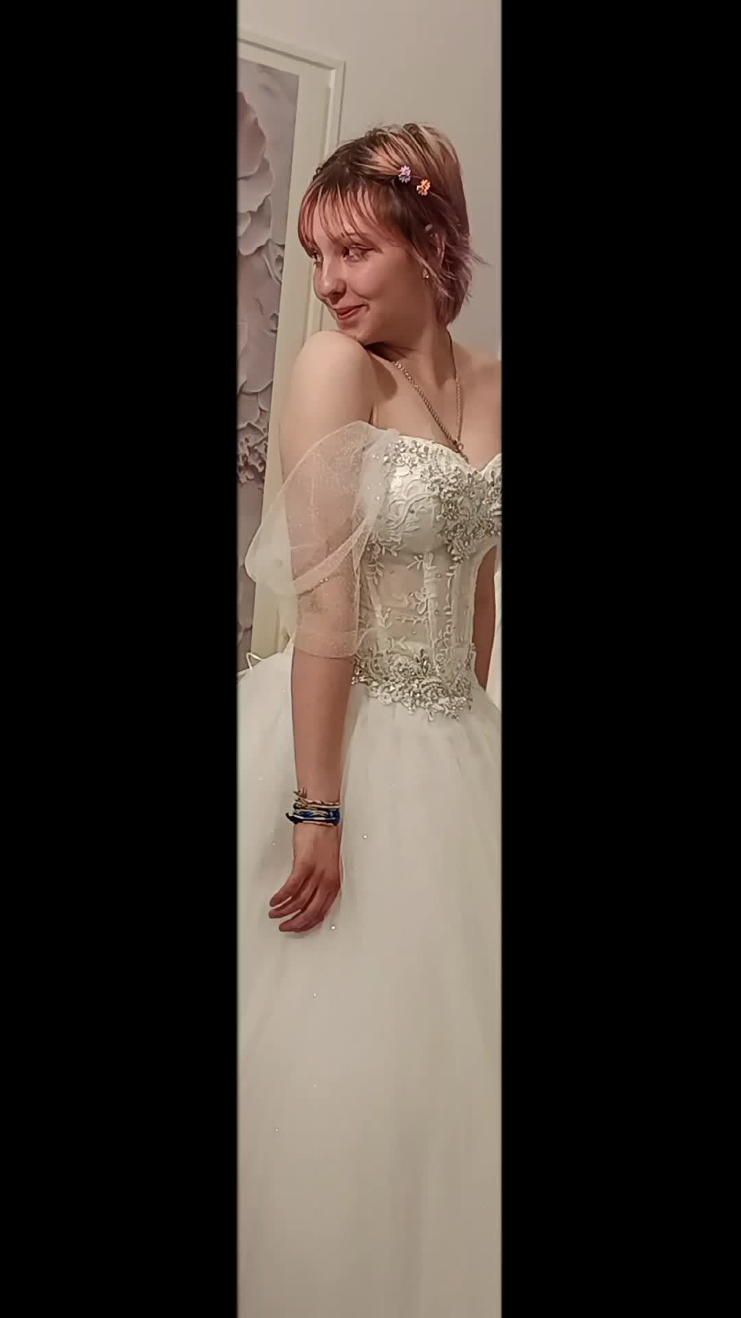 @Gy&ouml;ngyi Esk&uuml;vői Ruhaszalon
