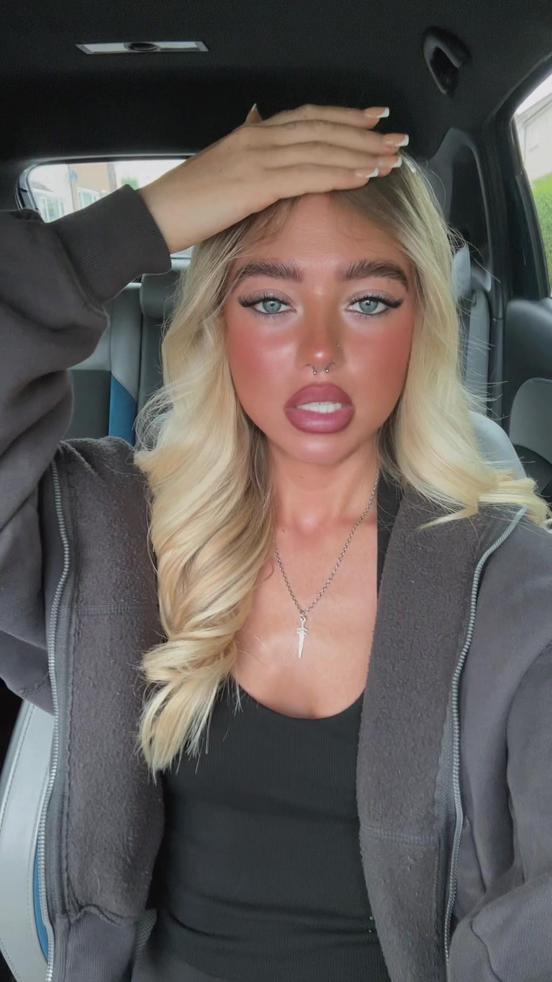 @ROBYN 🖤