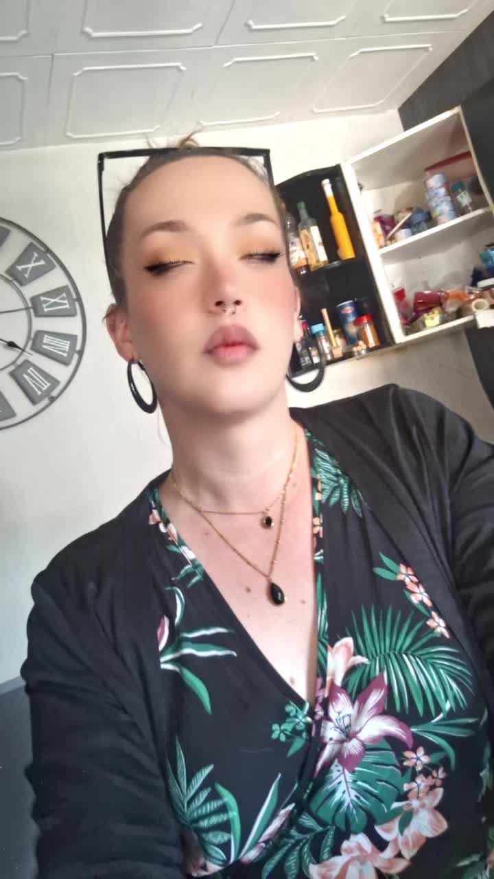 @𝐿𝑜𝓊𝒶𝓃𝑒 𝒞𝒽𝒶𝓃𝑒𝓁