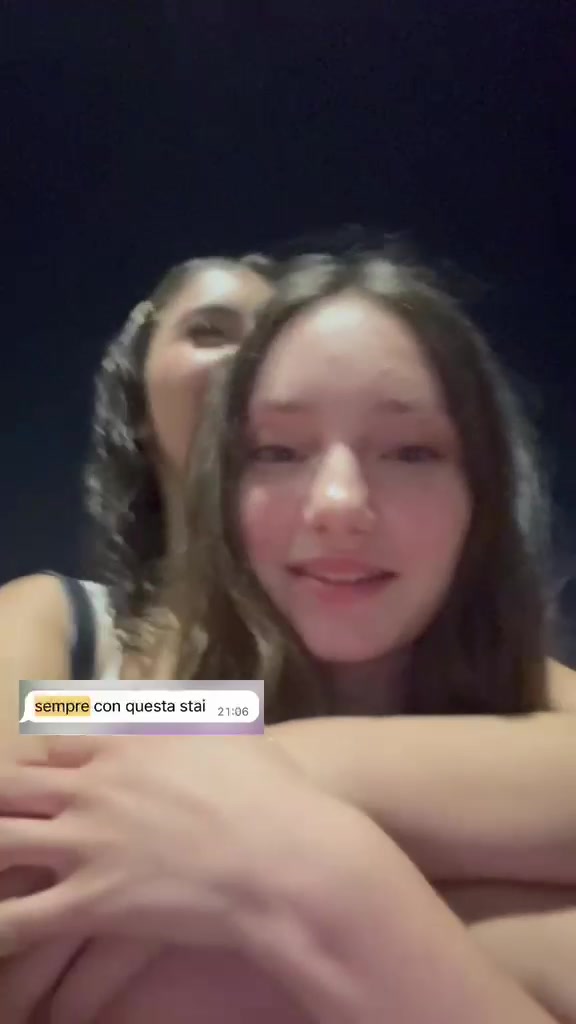 @👸🏽👸🏼