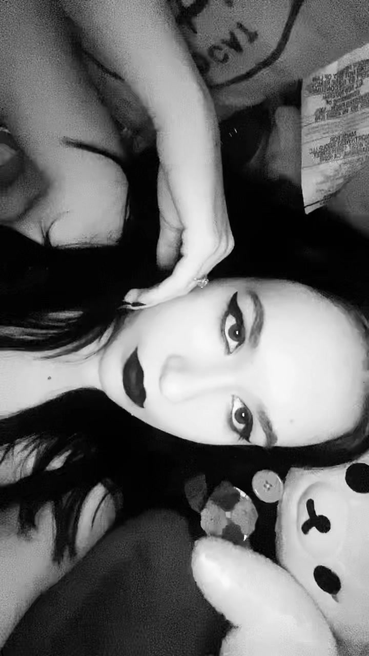 @𝓀𝑒𝓃𝓃𝒾 🖤🦇
