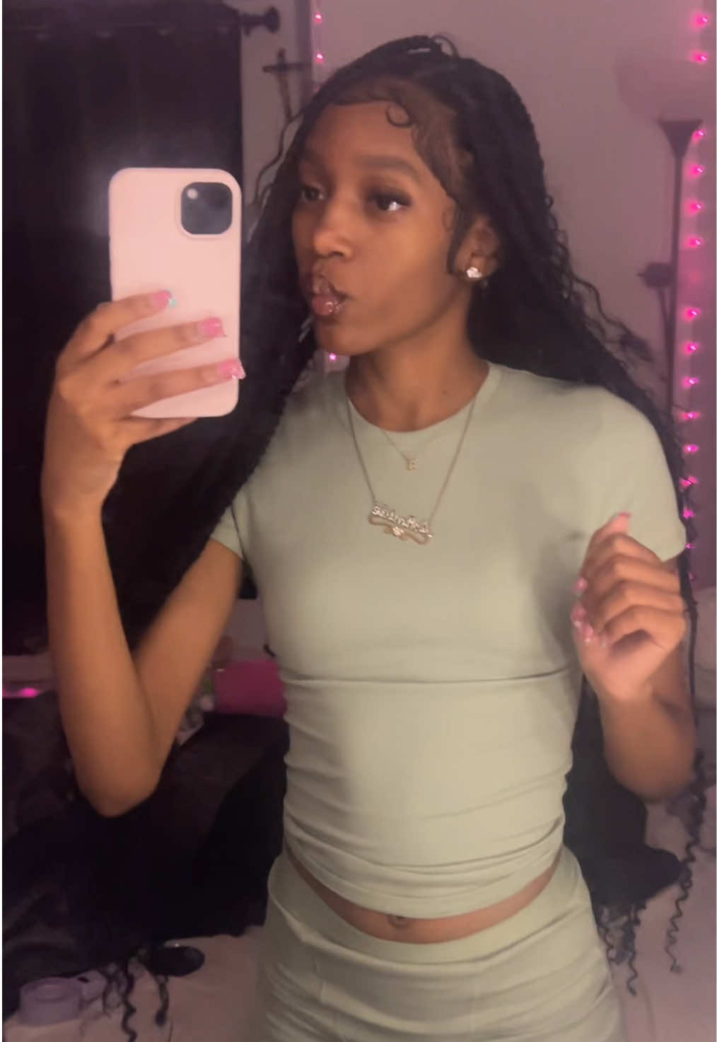 @𝐭𝐡𝐞 𝐪𝐮𝐞𝐞𝐧 🎀