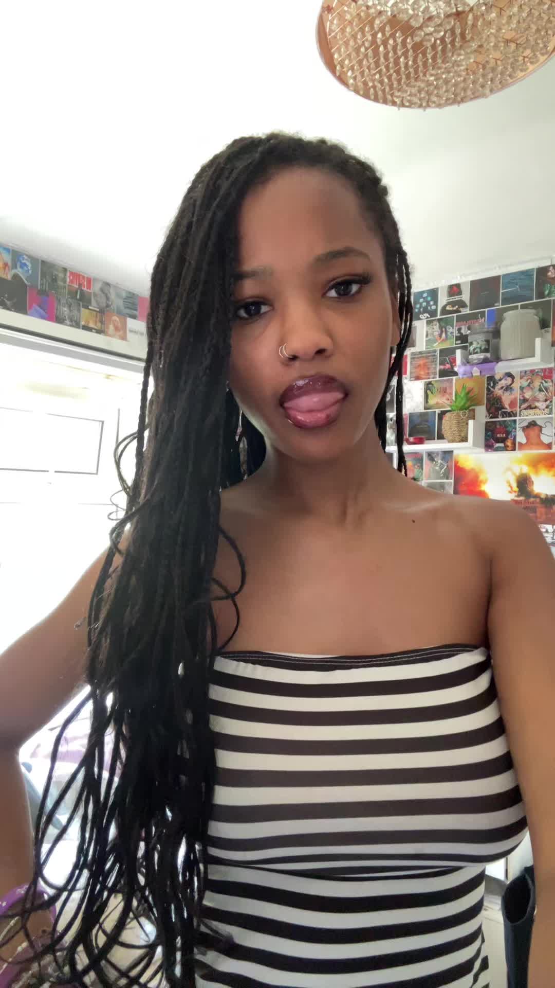 @>.<