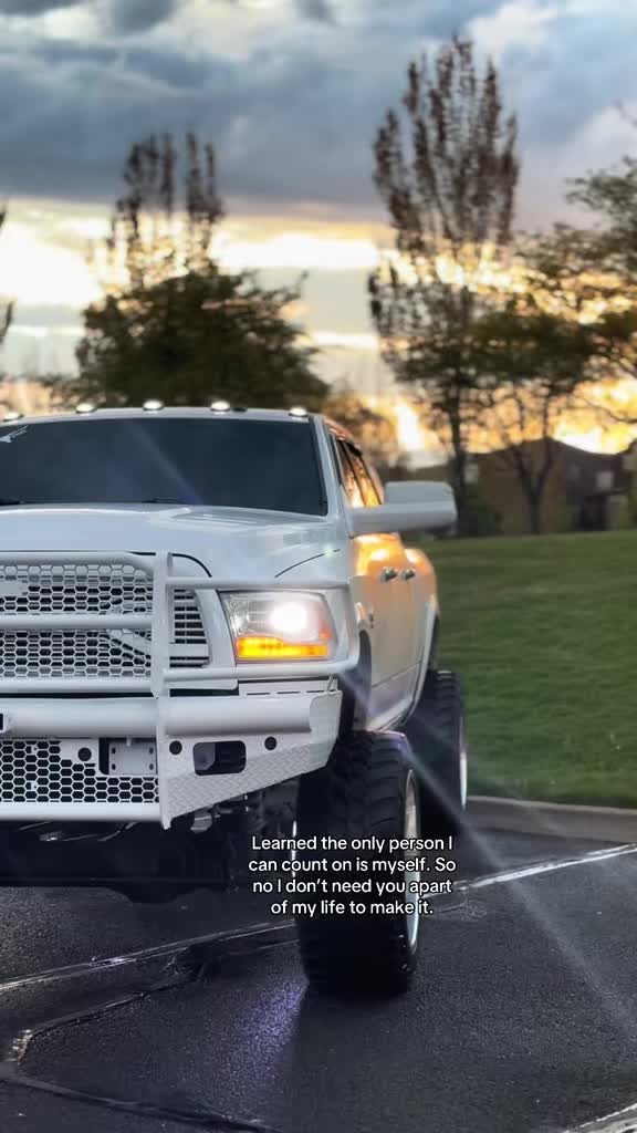 @♛ 𝔚𝔥𝔦𝔱𝔢 𝔏𝔦𝔬𝔫 ♛