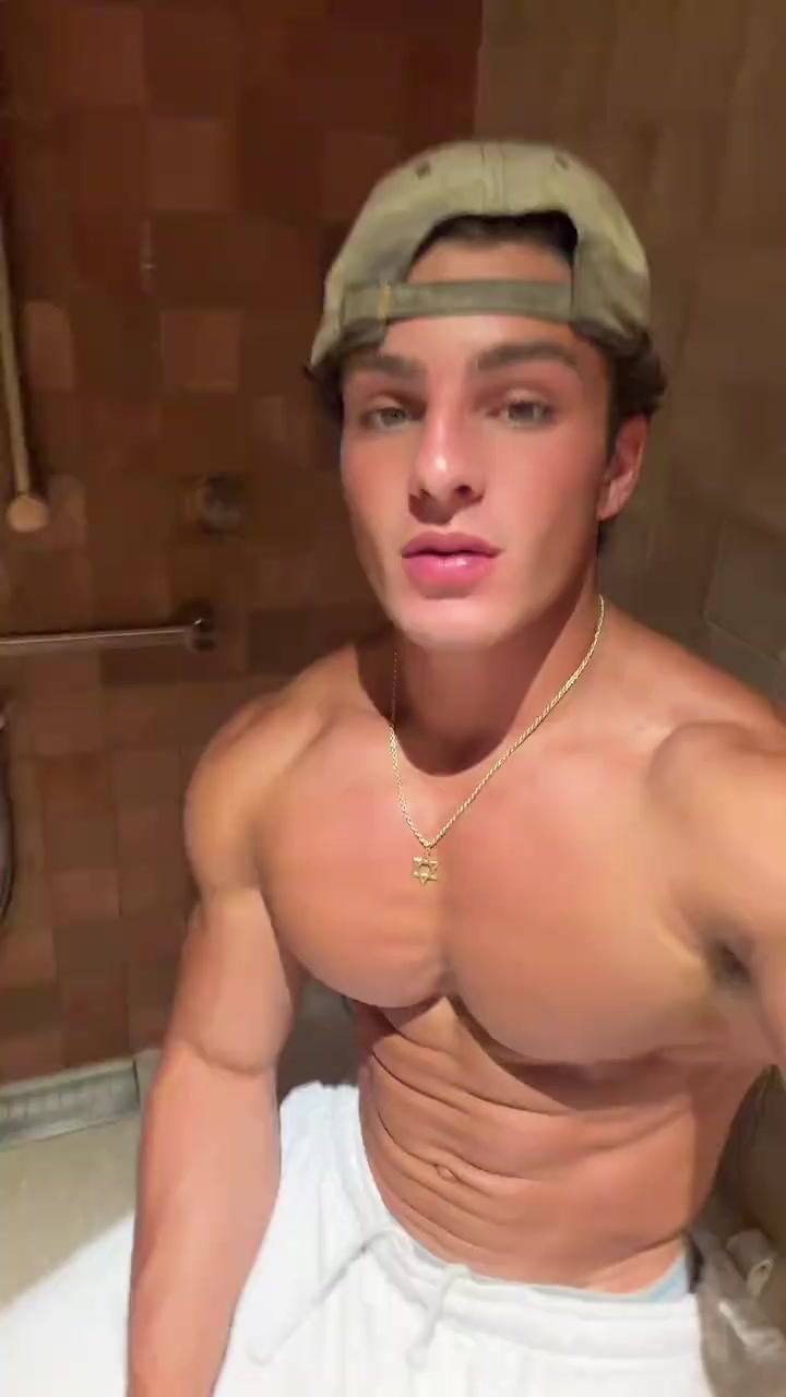 @alexaaronn