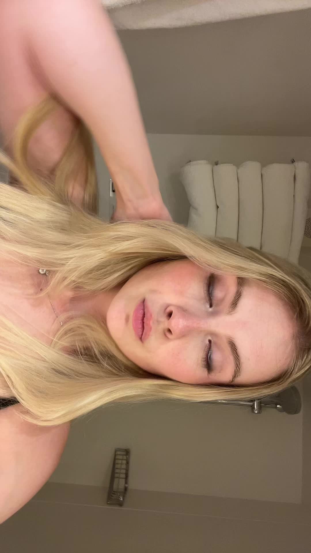 @𝐿𝒾𝓋𝒾𝓃𝑔 𝒹𝑜𝓁𝓁 🐇