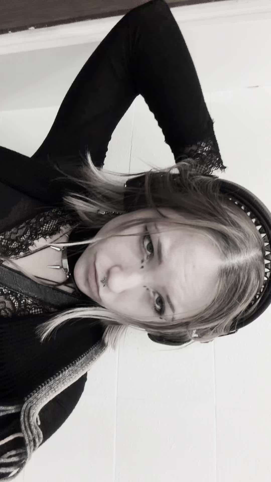 @velvet_curse