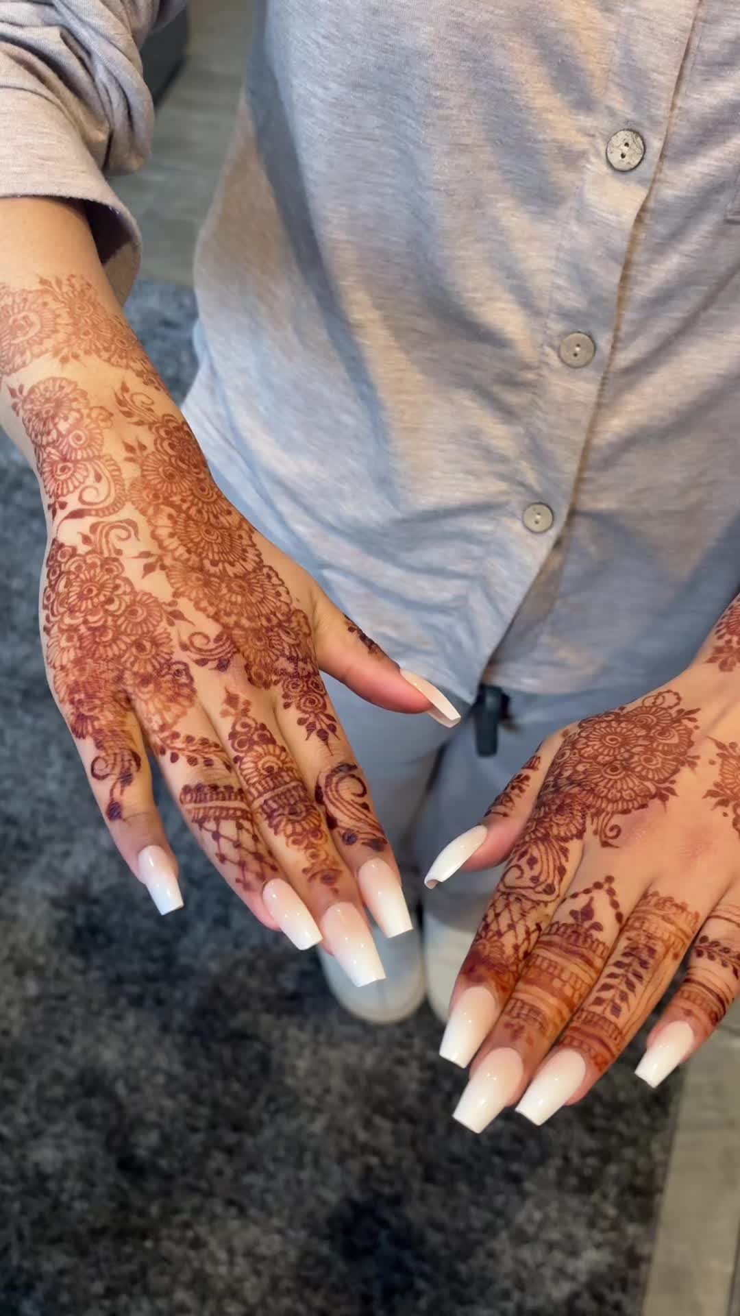 @ayshahhenna_artist