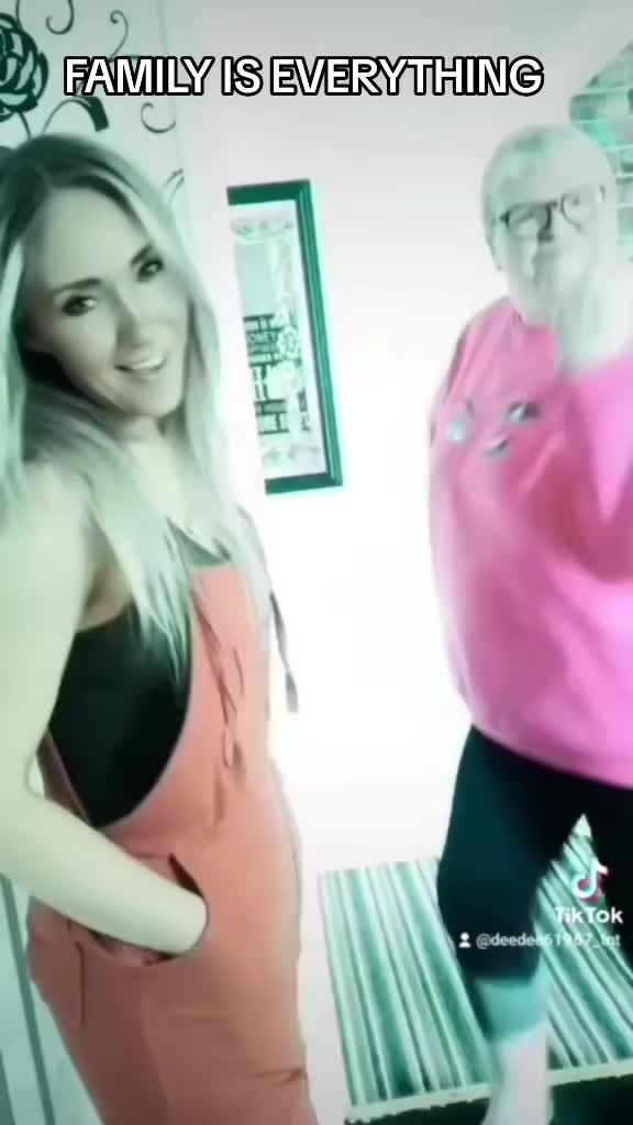@Itsmedeedee