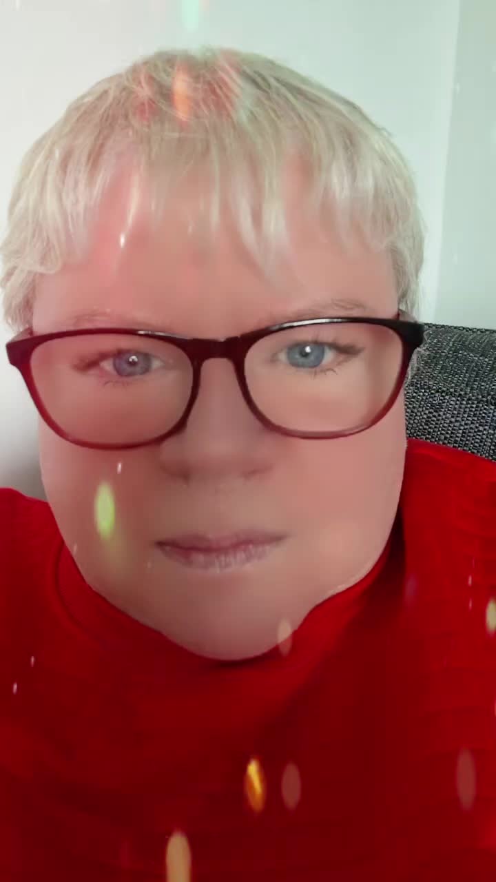 @Itsmedeedee