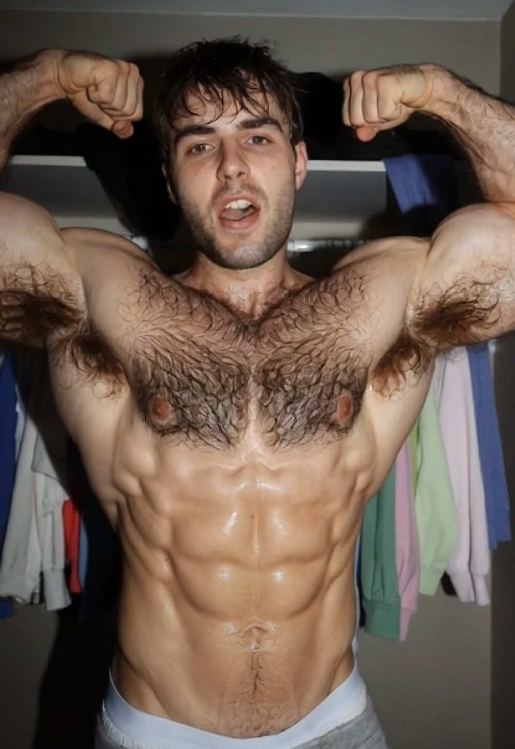 @YourDailyHotDudes