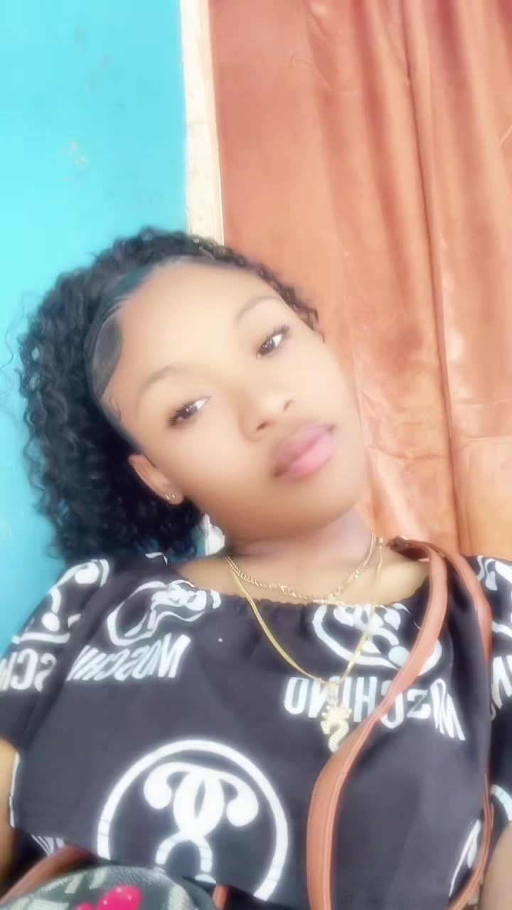 @niaabaee__