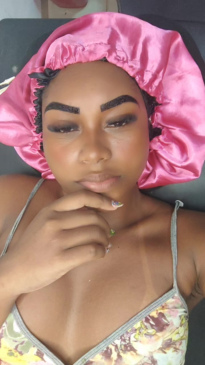 @Ghislaynny.com
