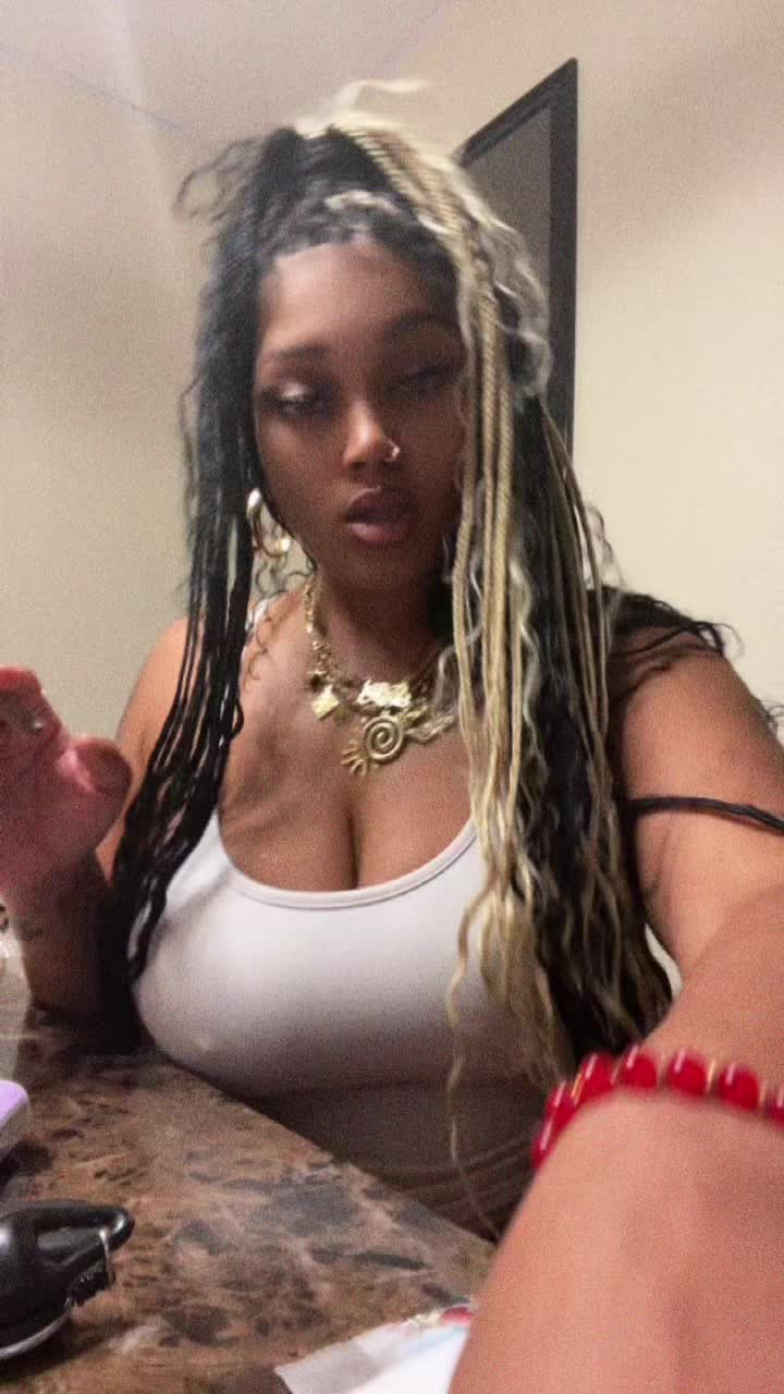 @Sheprettymoody
