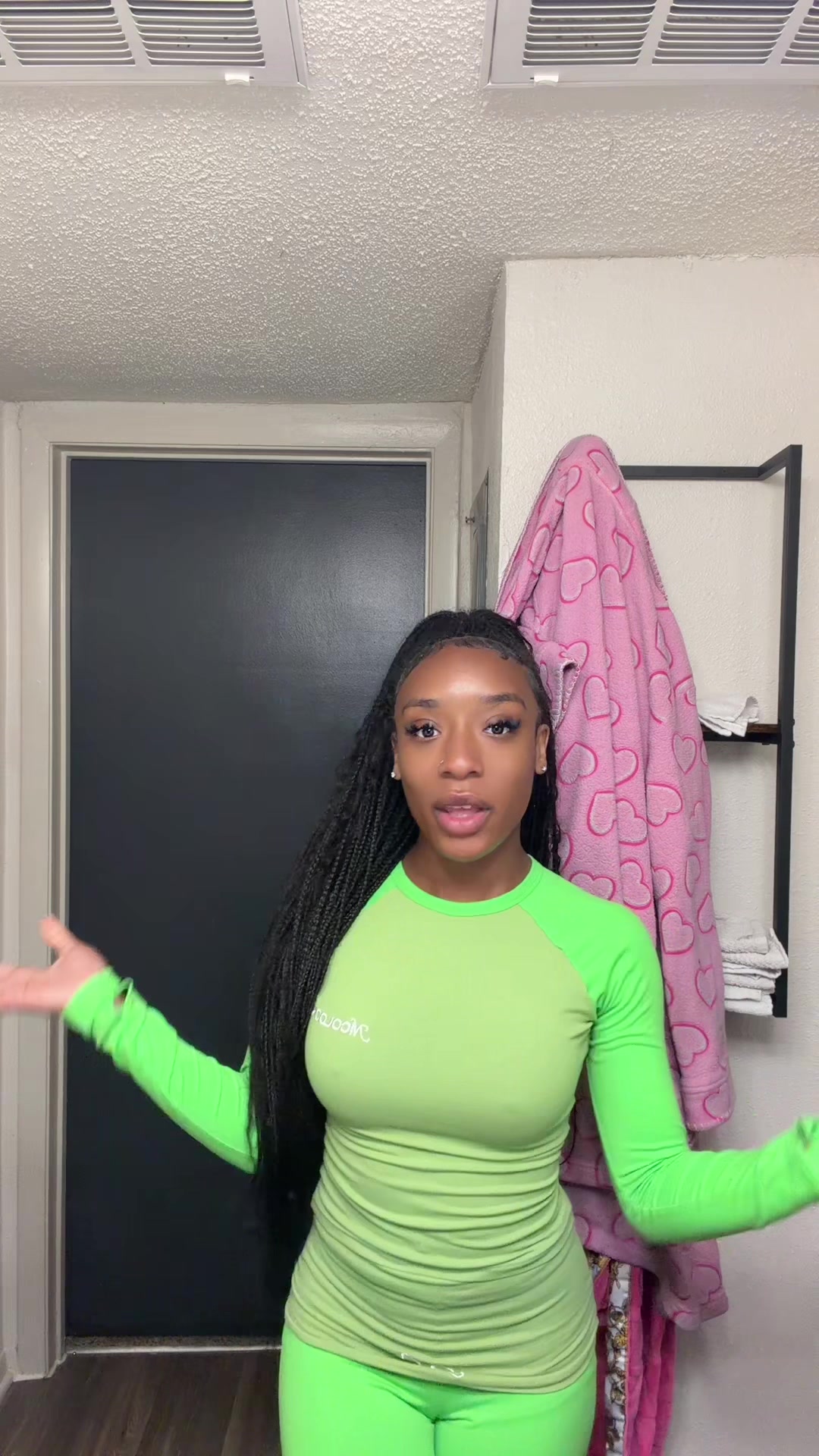 @riahnicole