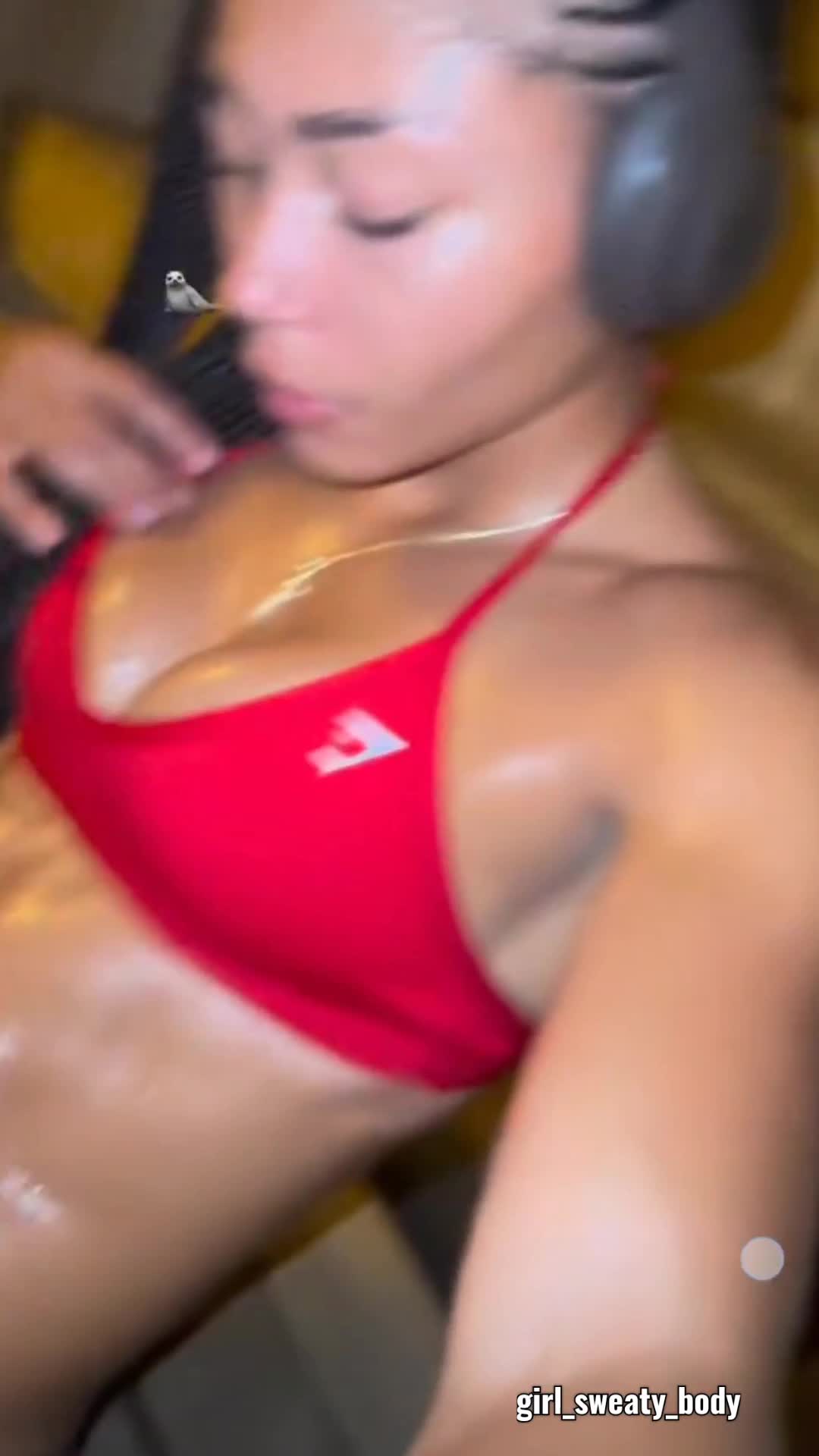 @girl_sweaty_body