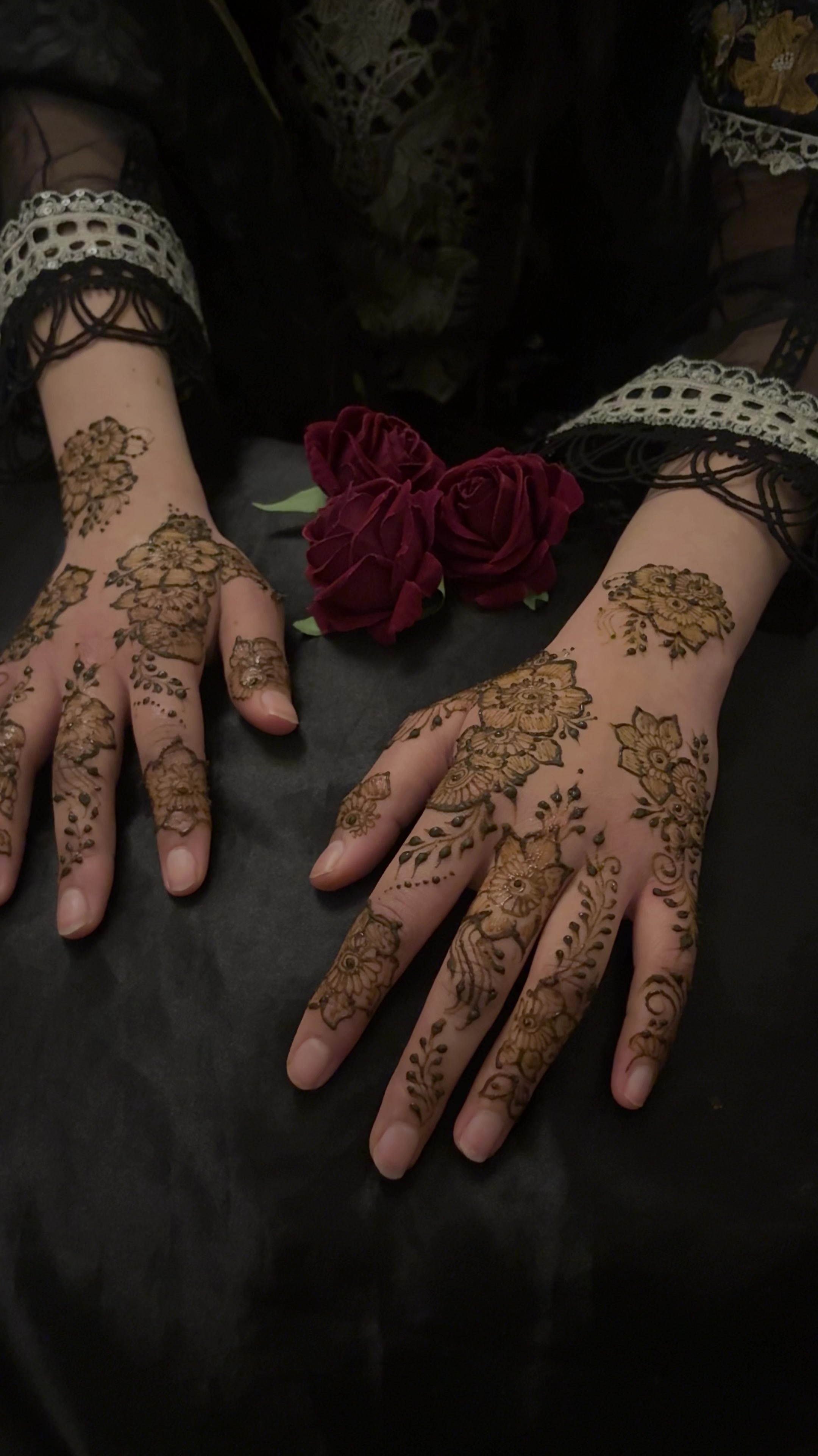@ayshahhenna_artist