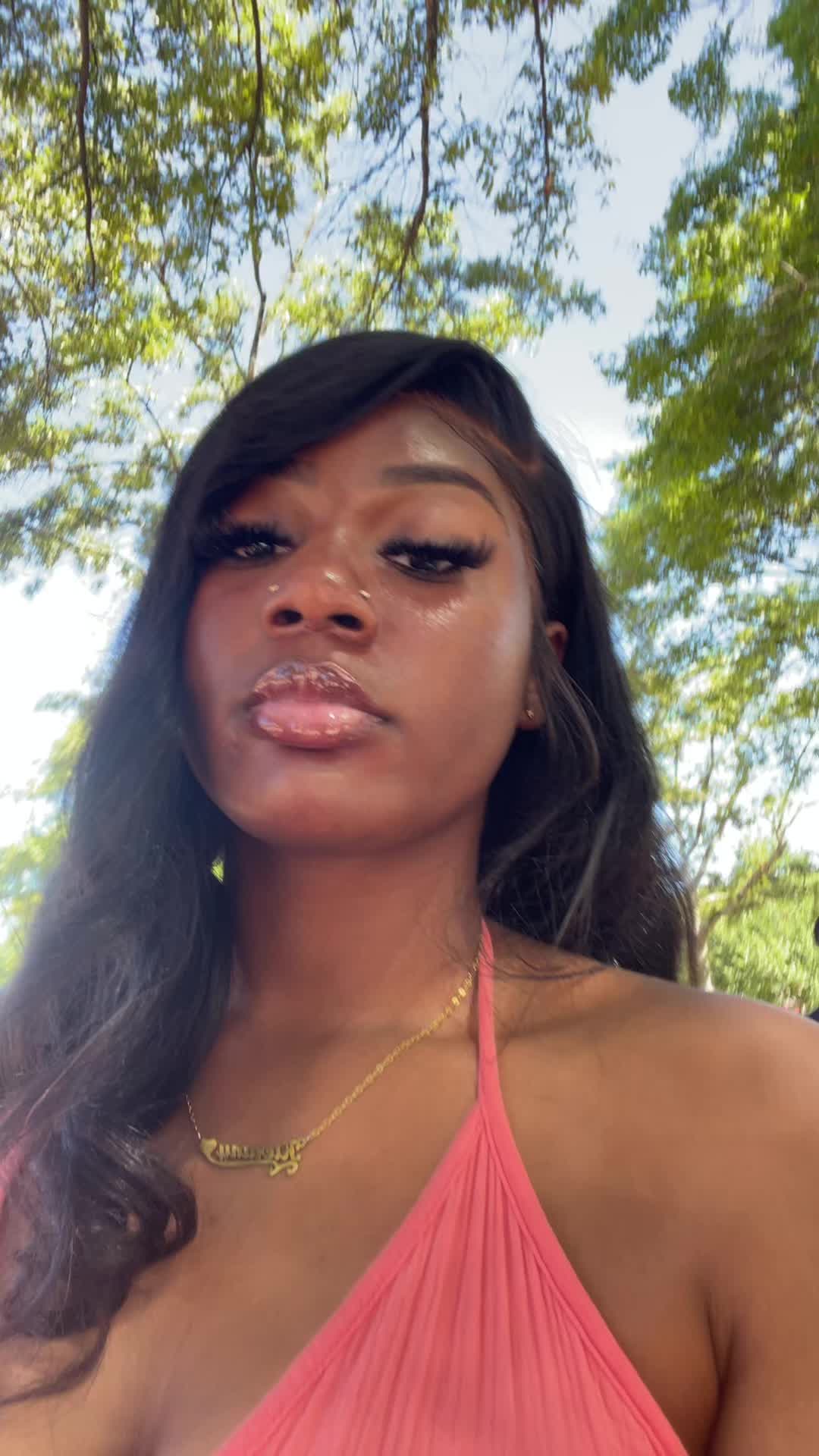 @Banana 🍌 👩🏾&zwj;❤️&zwj;💋&zwj;👩🏽