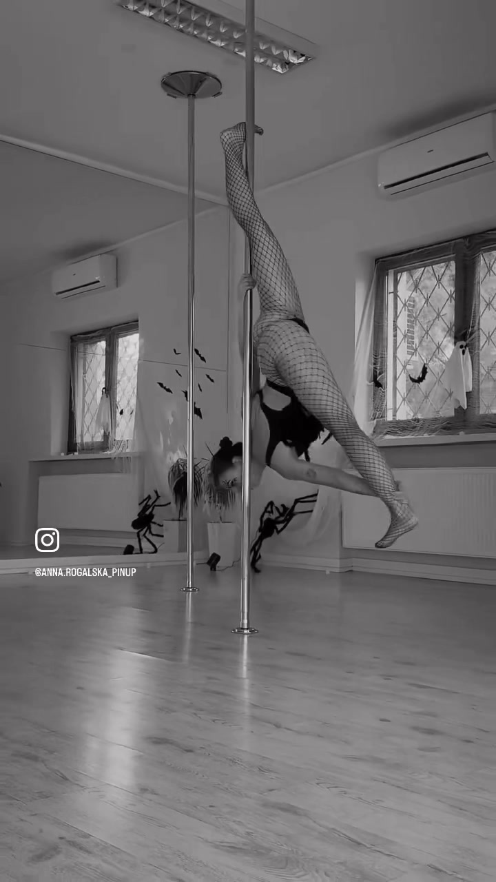 @Anna Rogalska Pole Dancer
