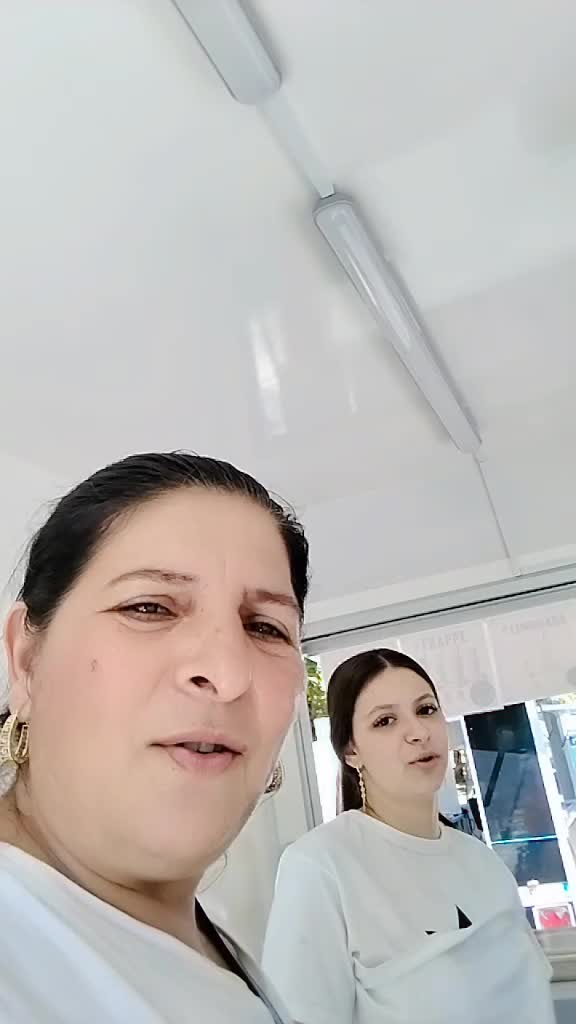 @Elena Codreanu700