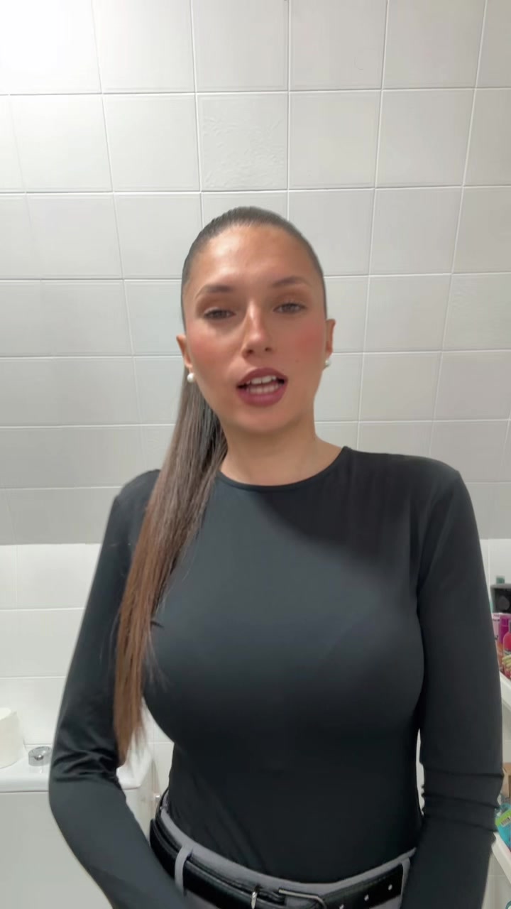 @aroneey10