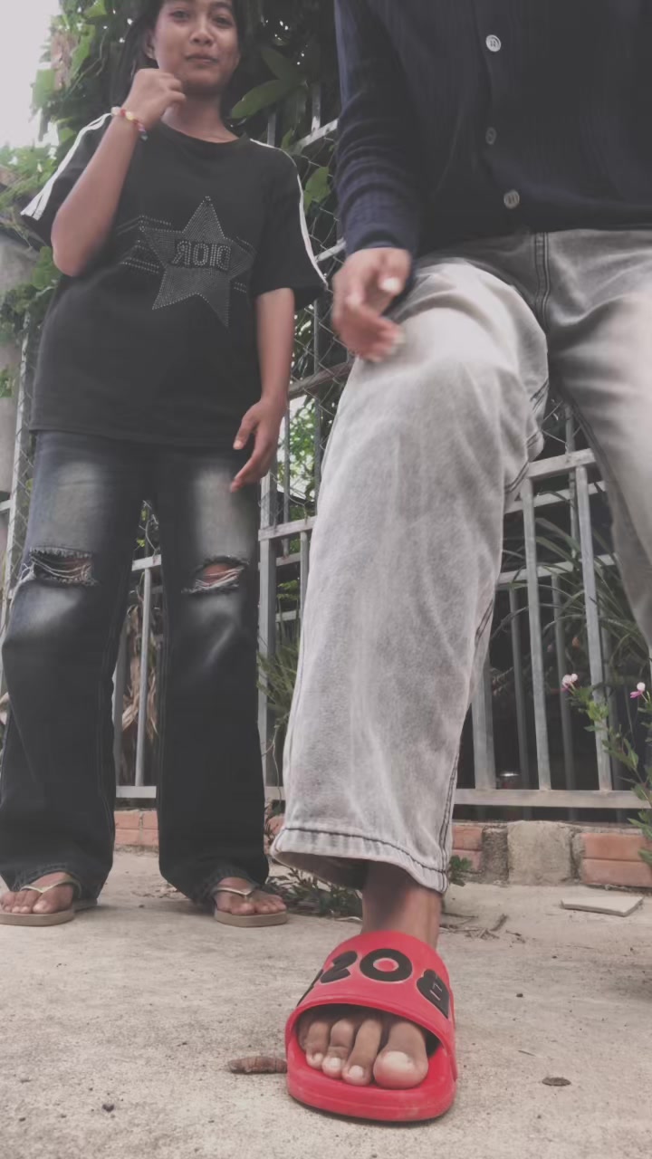 @ស្រីតាក្មេងខ្ជូត