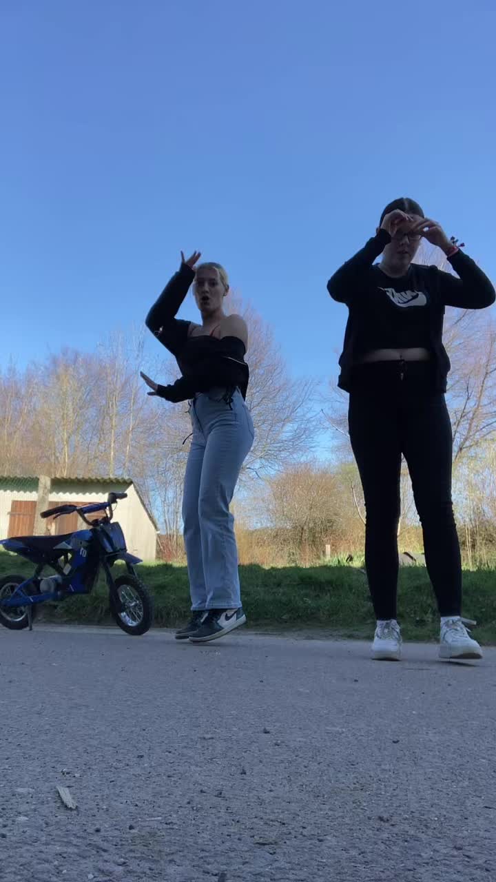 @𝔪𝔦𝔠𝔥𝔢𝔩𝔩𝔢