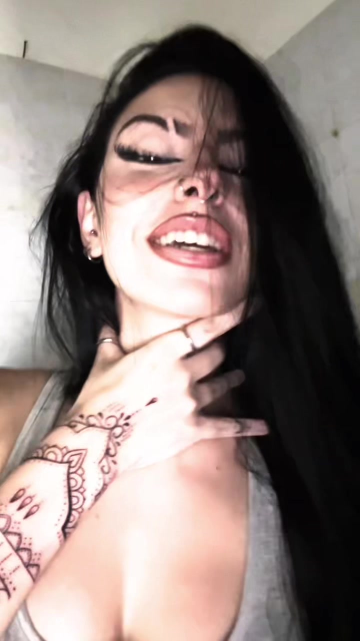 @𝙑𝙀𝙉𝙄𝘼♡🩸