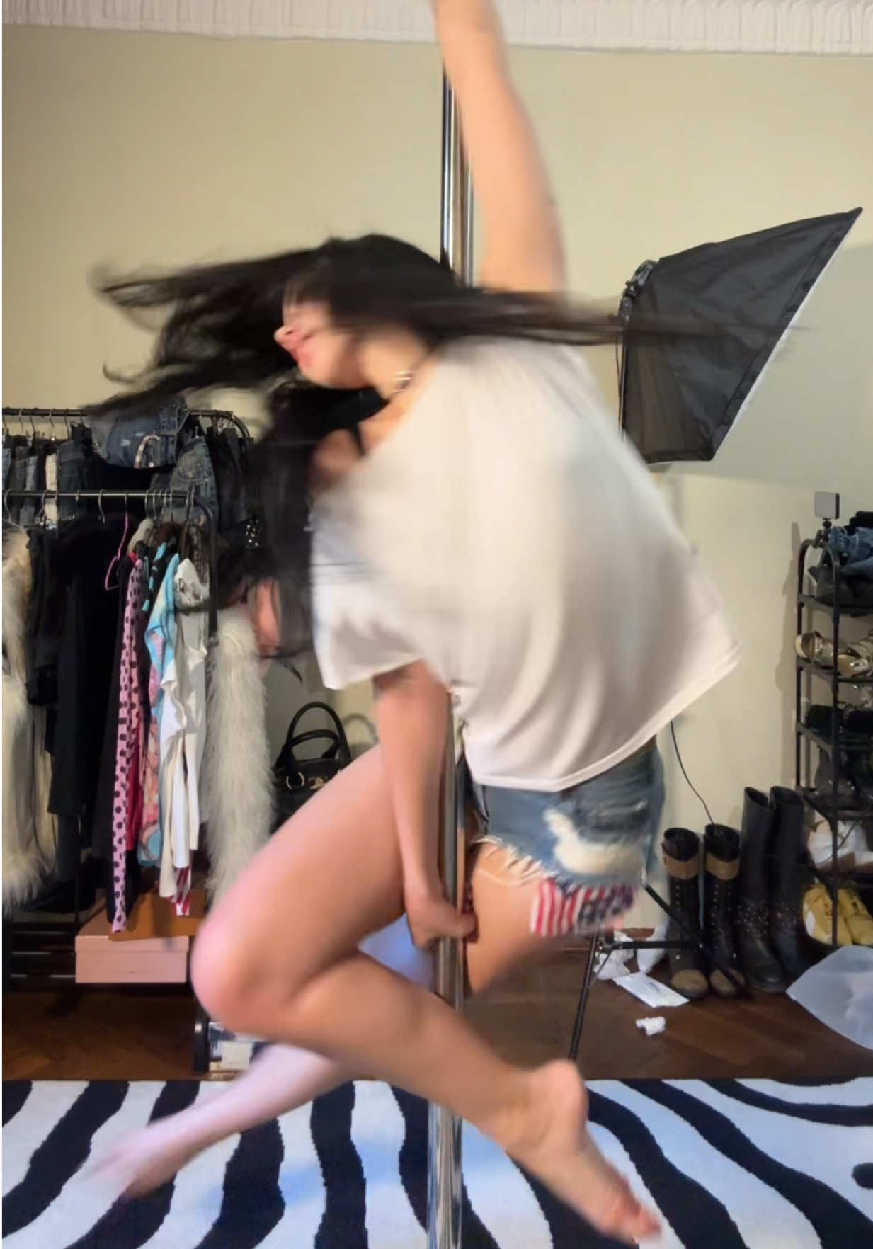 @<4
