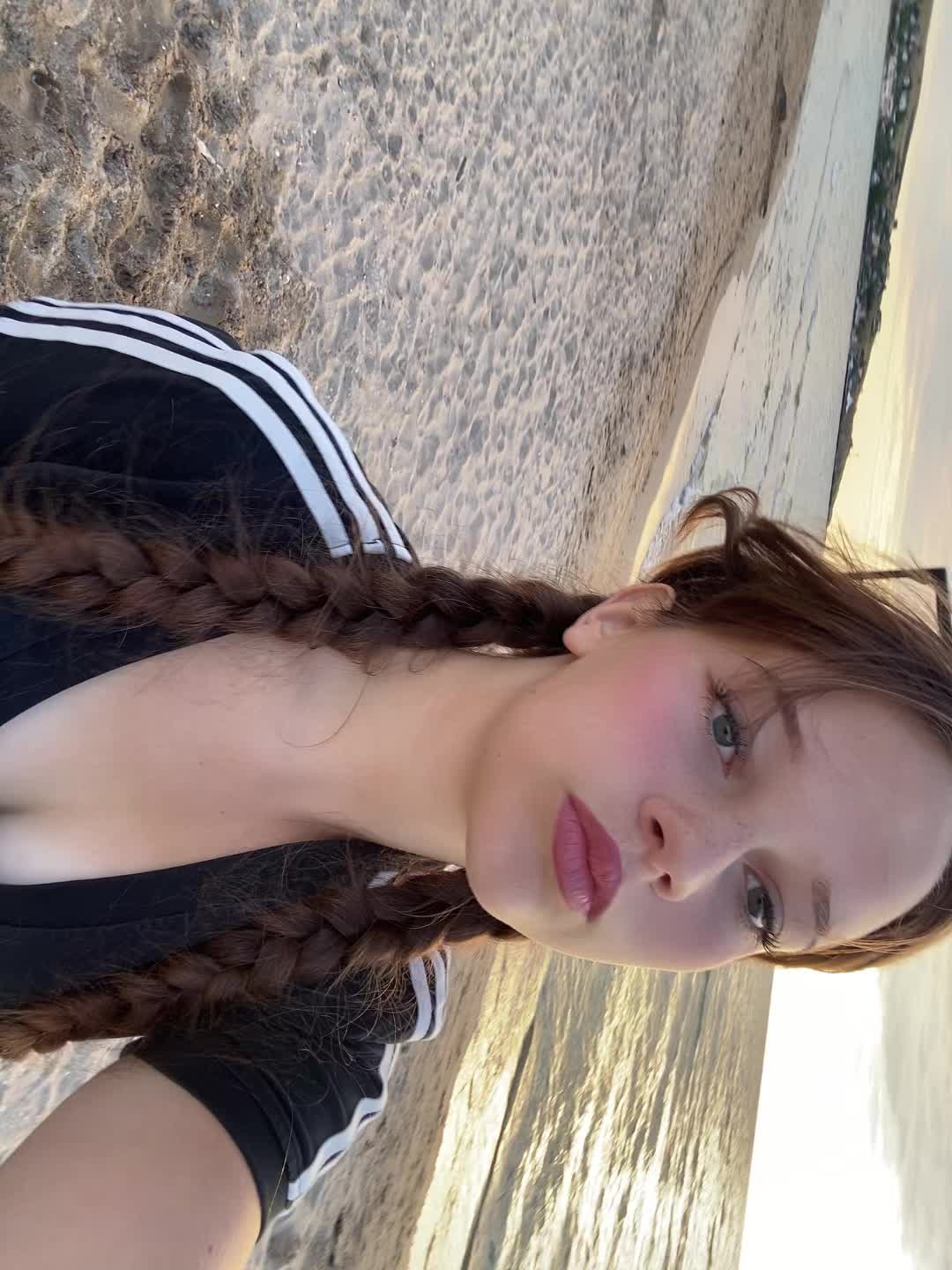 @🫦