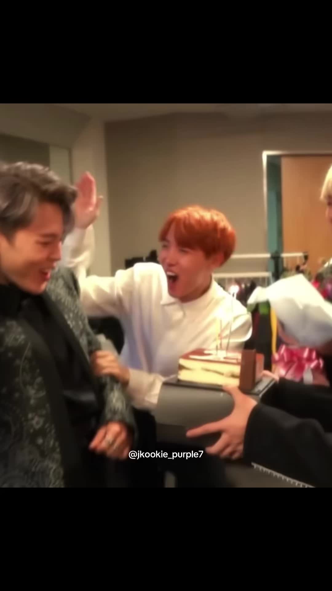 @moonchild⁷ i hi5 Jin😭💜
