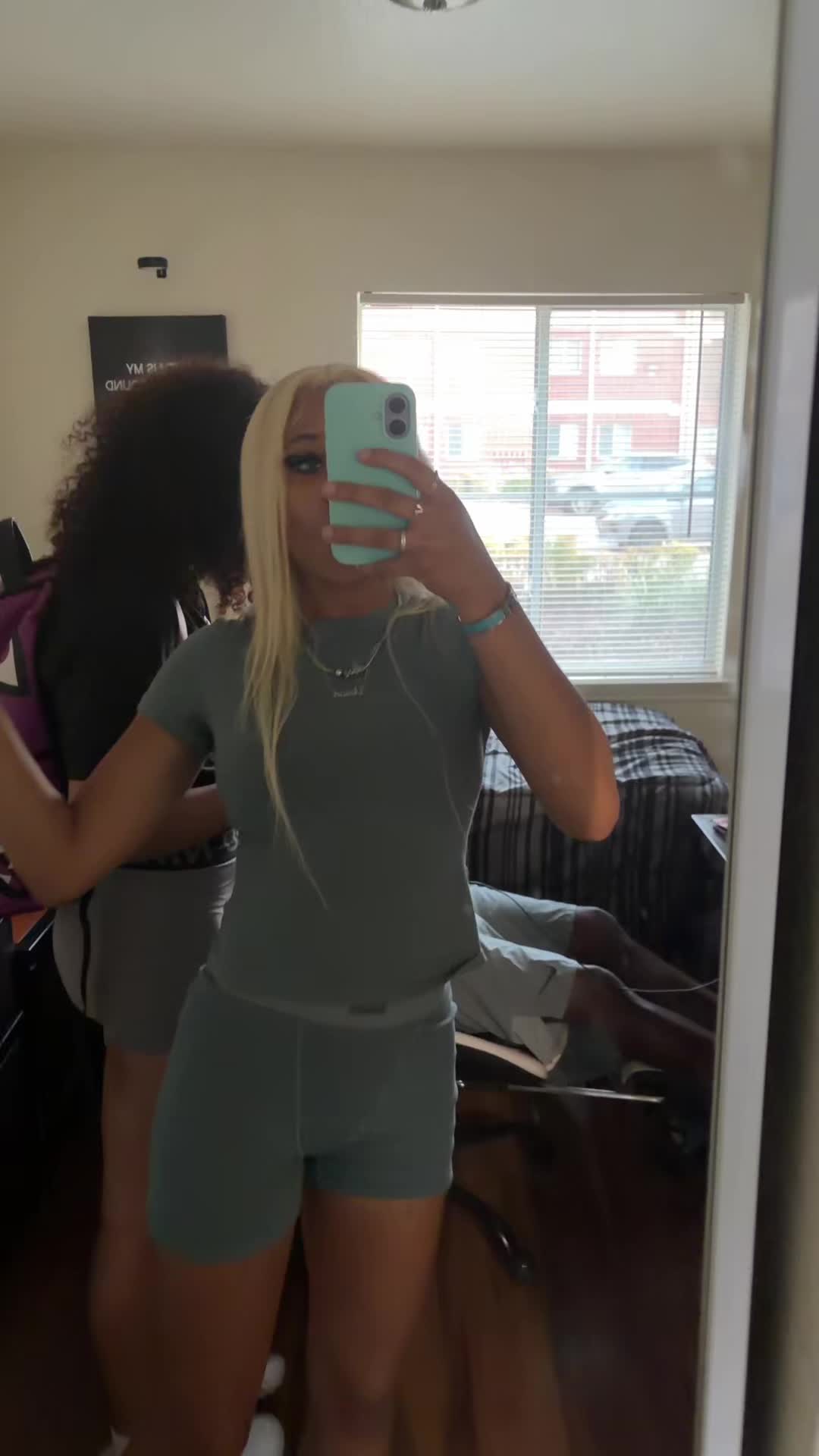 @Vivvy🪻