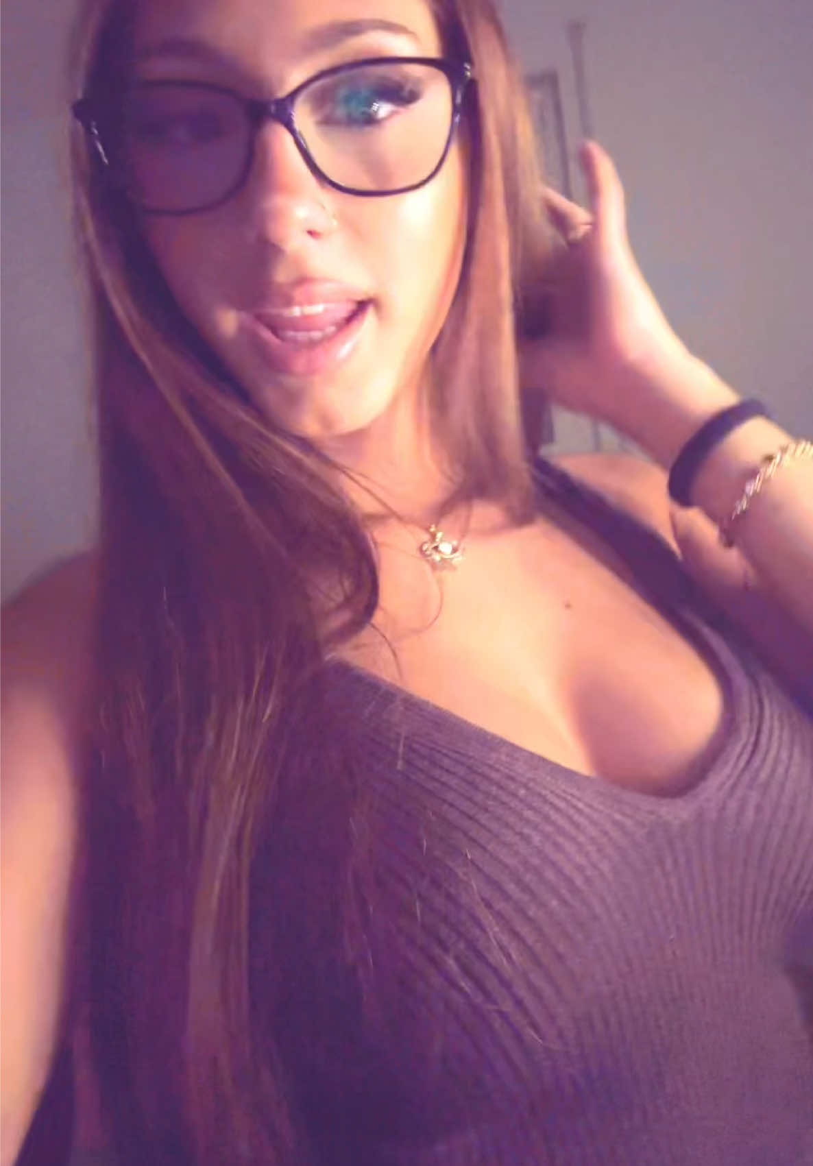 @>_<