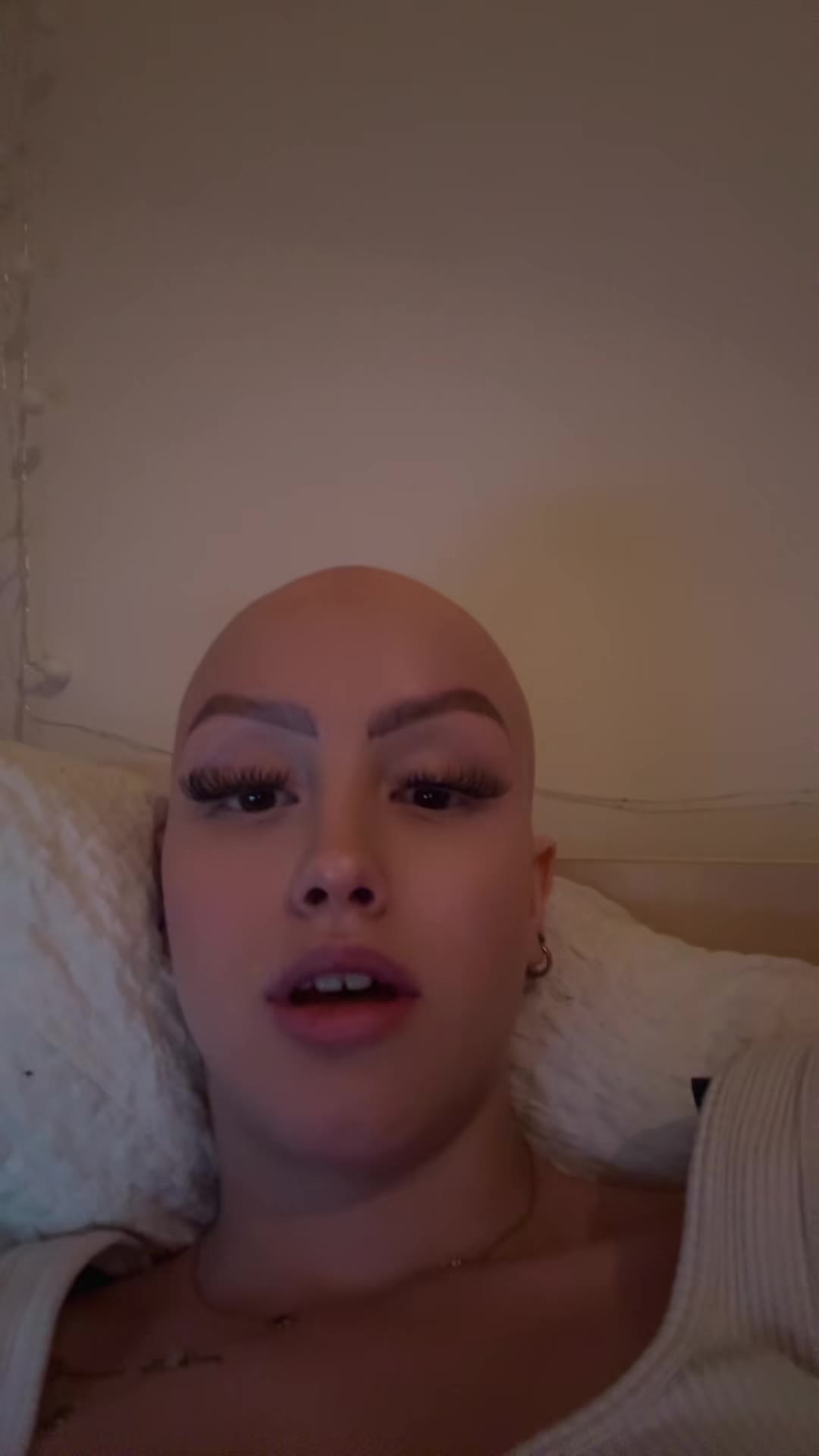 @alastraz_