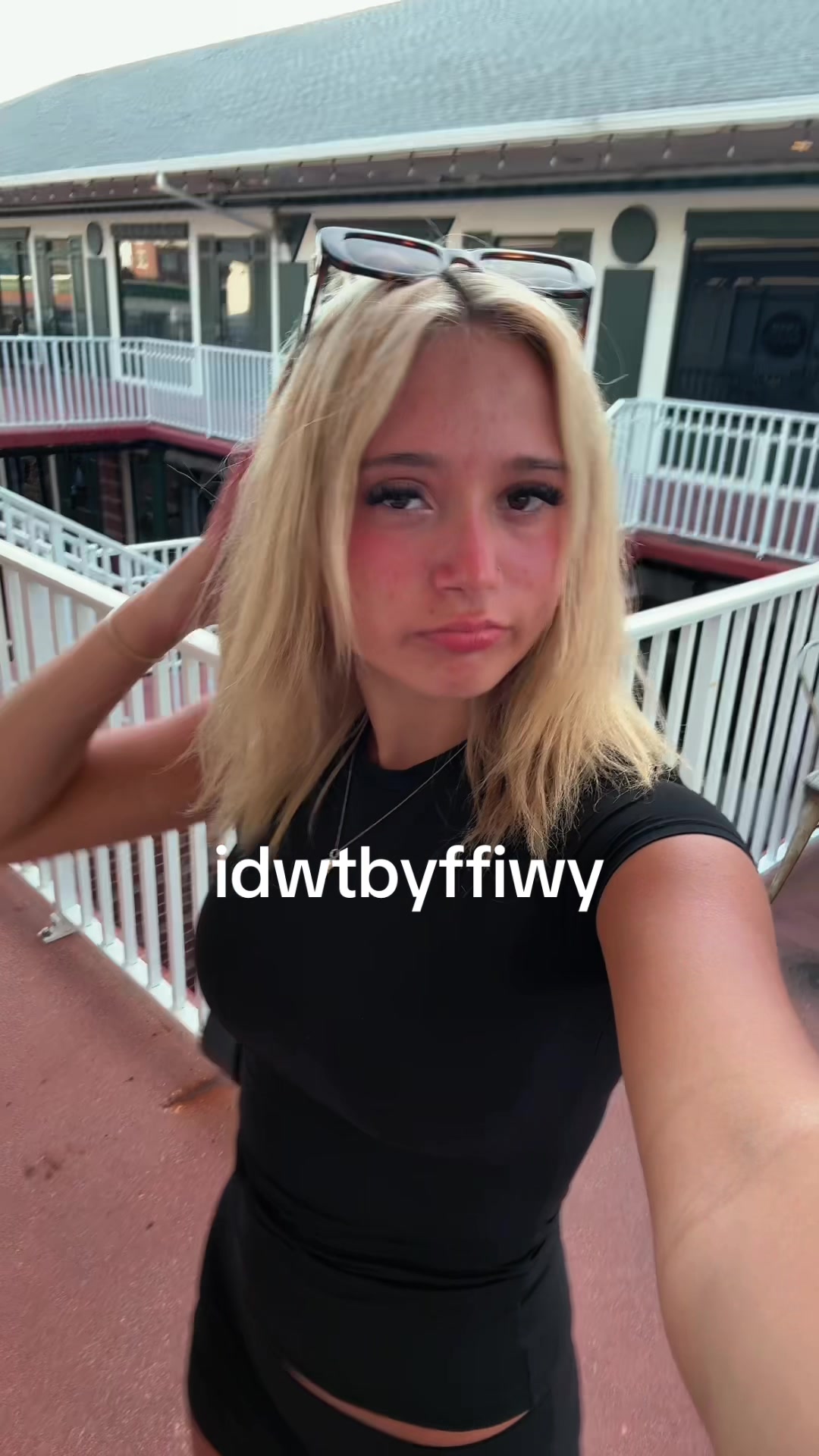 @⃟